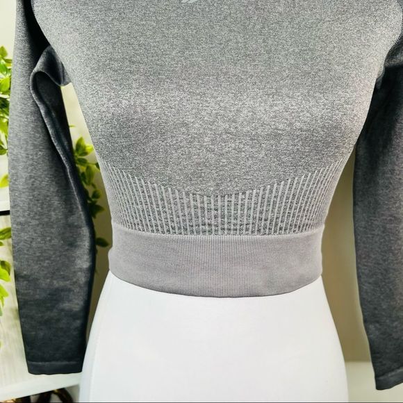 š„PursueāFitnessĀ Adapt Long SleeveāSeamless Workout Crop Top Gray Size M - Picture 5 of 10